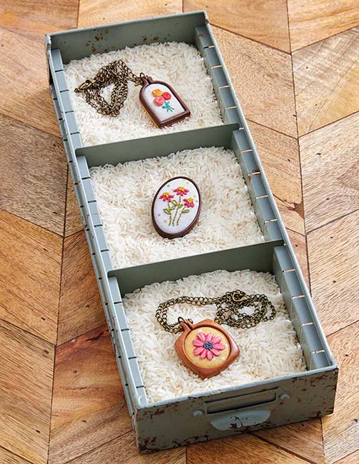 Retro Stitchery -Retro Stitchery: Oh-So-Cute Embroideries with a Wink to the Past - Embroidery Book By Beverly McCullough