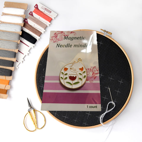 WHITE KITTY CAT FLOWERS Enamel Magnetic Needle Minder
